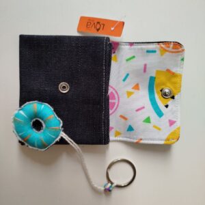 Cartera con llavero "Dulces". Hecho a mano, reciclaje de tela.