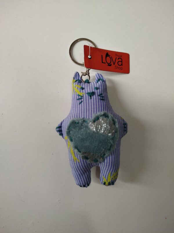 Llavero "Gatos con corazón". Hecho a mano, reciclaje de tela, diseño unico. - Imagen 4
