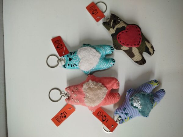 Llavero "Gatos con corazón". Hecho a mano, reciclaje de tela, diseño unico. - Imagen 3