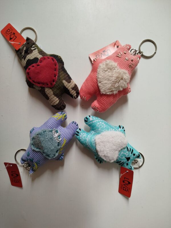Llavero "Gatos con corazón". Hecho a mano, reciclaje de tela, diseño unico. - Imagen 2